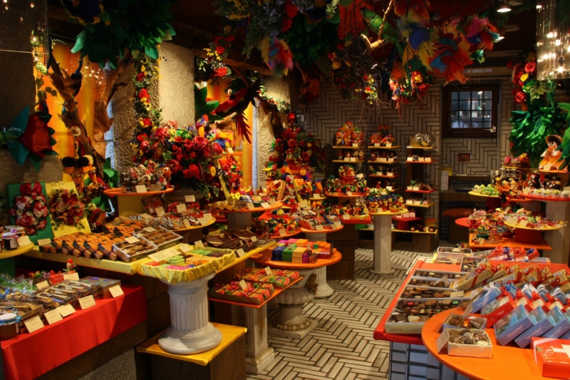 vitrine-LES SALLES SUR VERDON-min_candy_store_chocolate_shop_chocolate_switzerland-393515