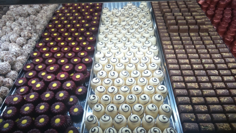 vitrine-LES SALLES SUR VERDON-min_chocolates_milk_chocolate_white_chocolate_truffles_candy_food_treat_cacao-1213769